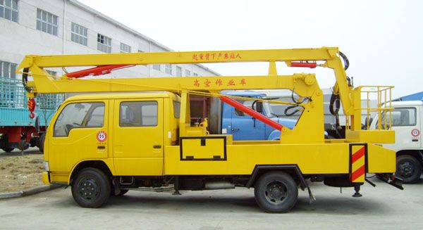 东风轻型双排高空作业车